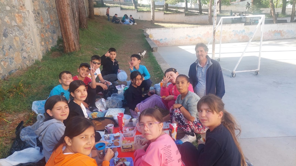 23 Nisan Etkinlikleri kapsamında okulumuzun bahçesinde piknik düzenledik
